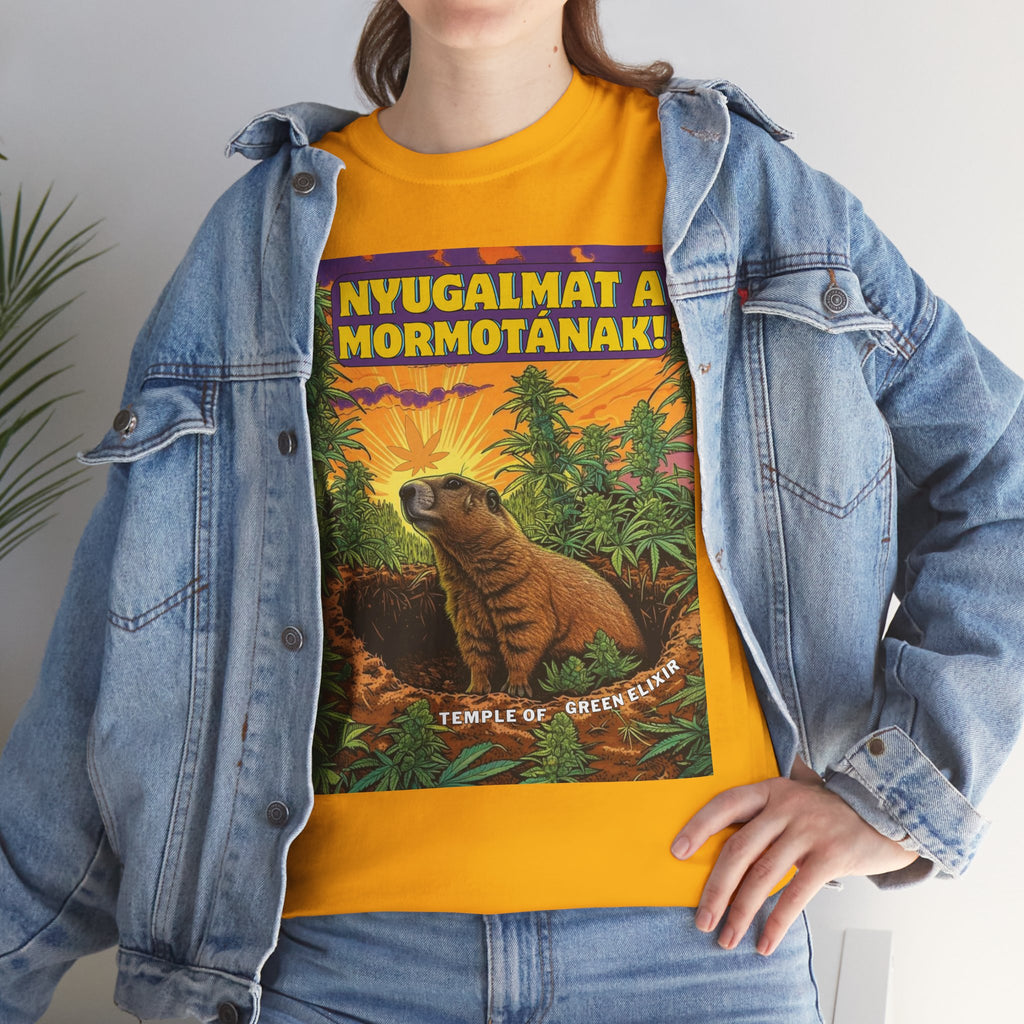 Model trägt Jeans Jacke und Nyugalmat a Mormotának gelbes T-shirt. Ein Murmeltier sitzt inmitten vieler grüner Pflanzen auf einem Feld, im Hintergrund Sonnenstrahlen und lila-orangefarbener Himmel. Oben steht der gelbe Text ‚NYUGALMAT A MORMOTÁNAK!‘, unten der Schriftzug ‚TEMPLE OF GREEN ELIXIR‘.