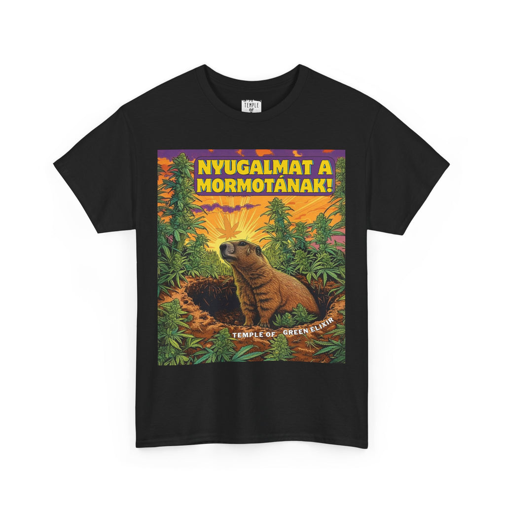 Nyugalmat a Mormotának schwarzes T-shirt, Ein Murmeltier sitzt inmitten vieler grüner Pflanzen auf einem Feld, im Hintergrund Sonnenstrahlen und lila-orangefarbener Himmel. Oben steht der gelbe Text ‚NYUGALMAT A MORMOTÁNAK!‘, unten der Schriftzug ‚TEMPLE OF GREEN ELIXIR‘.
