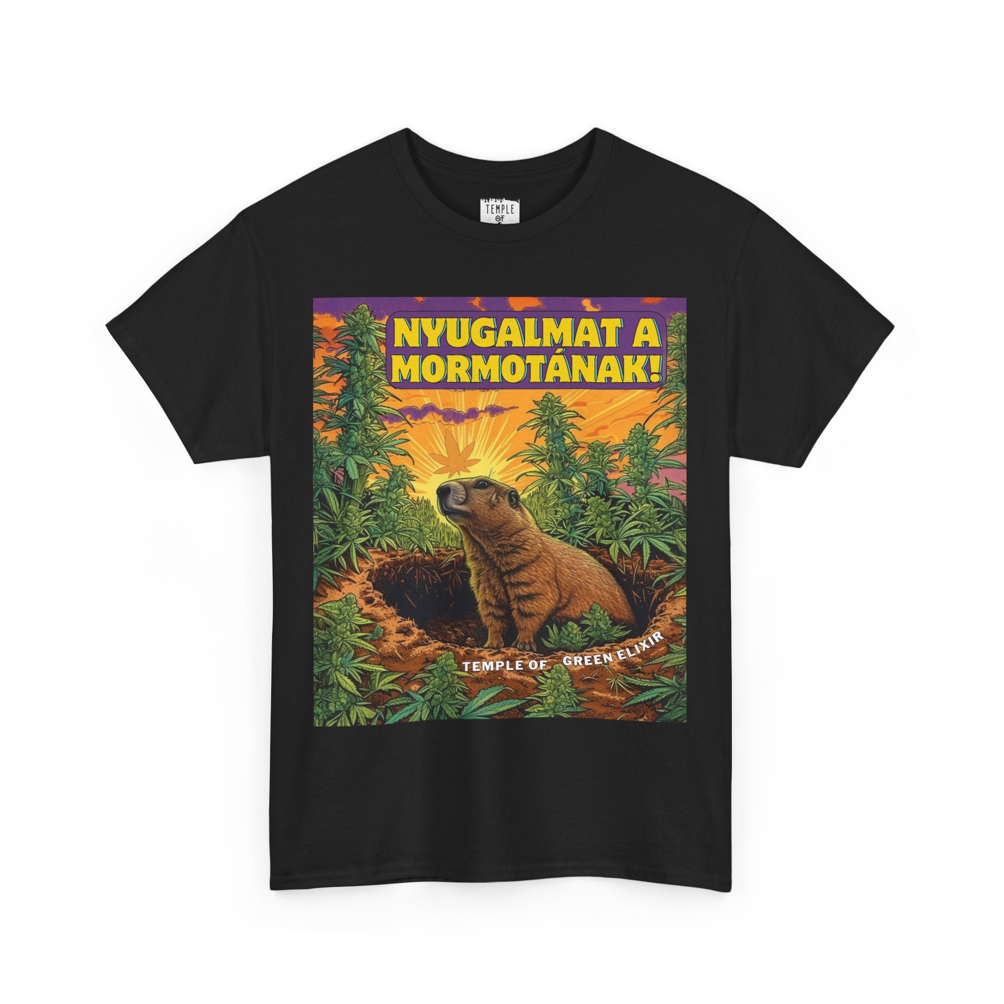 Nyugalmat a Mormotának schwarzes T-shirt, Ein Murmeltier sitzt inmitten vieler grüner Pflanzen auf einem Feld, im Hintergrund Sonnenstrahlen und lila-orangefarbener Himmel. Oben steht der gelbe Text ‚NYUGALMAT A MORMOTÁNAK!‘, unten der Schriftzug ‚TEMPLE OF GREEN ELIXIR‘.