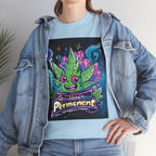 Model trägt Jeans Jacke und Permanent Marker hellblaues T-shirt, ein fröhliches, großäugiges grünes Cannabis Blatt, im Hintergrund spritzende Farbflecken, Vorne ein Sxhrift: Permanent Marker