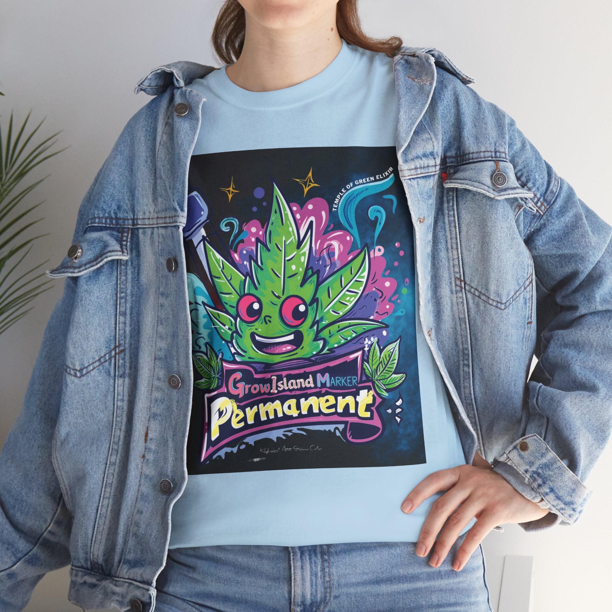 Model trägt Jeans Jacke und Permanent Marker hellblaues T-shirt, ein fröhliches, großäugiges grünes Cannabis Blatt, im Hintergrund spritzende Farbflecken, Vorne ein Sxhrift: Permanent Marker