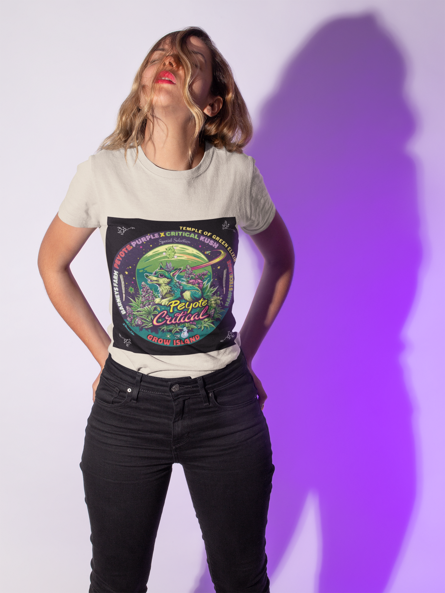 Model steht vor lila hintergrund im Peyote Critical sand T-shirt. Auf dem T-shirt steht Ein smaragdgrün bepelzter Wolf patrouilliert zwischen lilafarbenen cannabis Blüten im Mondlicht und beobachtet jede Regung auf dem Feld. Sein Fell passt sich den Schattierungen der umliegenden Pflanzen an, als wäre er selbst ein verborgenes Geschöpf der Natur.