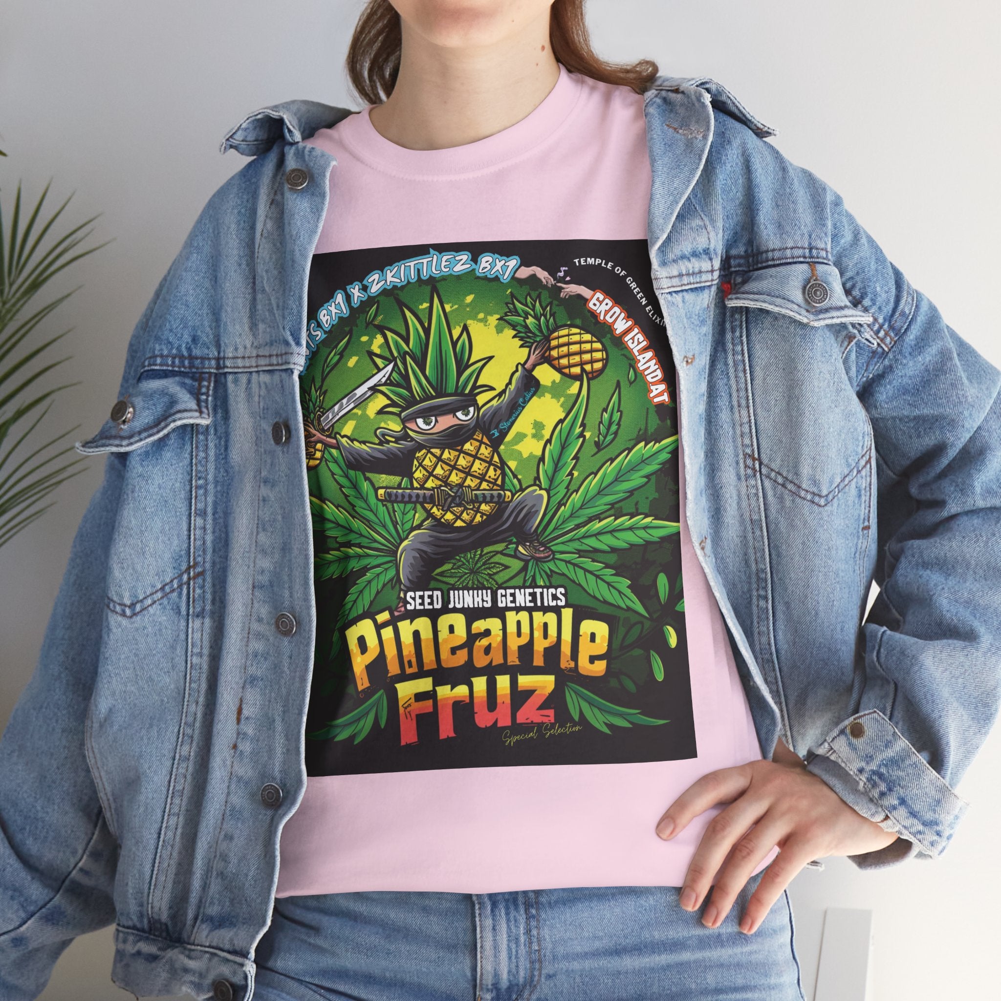 Model trägt Jeans Jacke und Pineapple Fruz rosa T-shirt.
Auf dem T-Shirt lässige Ananas -Ninja-Figur mit einem leuchtenden Katana und hoch erhobener frischen Ananas im Hintergrund sind üppige Cannabisblätter zu sehen.