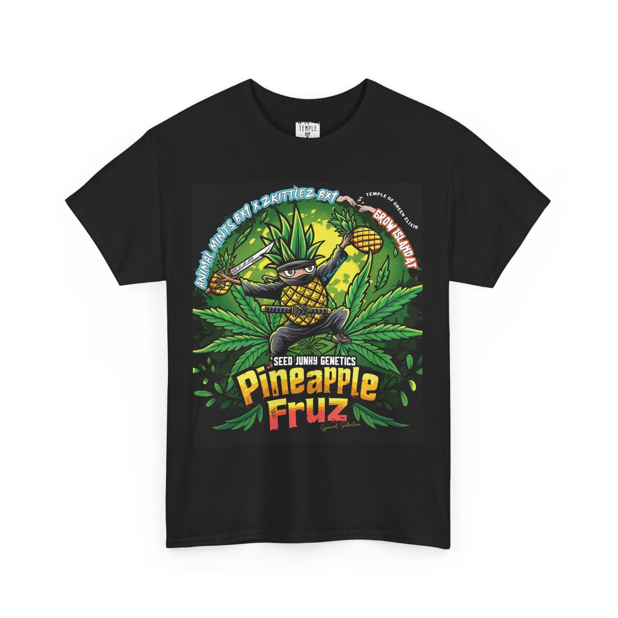Pineapple Fruz schwarzes T-shirt, 
Auf dem T-Shirt lässige Ananas-Ninja-Figur mit einem leuchtenden Katana und hoch erhobener frischen Ananas im Hintergrund sind üppige Cannabisblätter zu sehen.