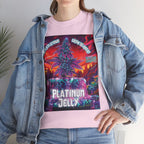 Model trägt Jeans Jacke und Platinum Jelly rosa T-shirt.
Im Zentrum des Designs steht eine in Violett- und Goldtönen kristallin leuchtende Cannabis-Pflanze, aus der die Kraft der Jelly Breath × Platinum Genetik strömt. Im Hintergrund schaffen ein surreales, lavarotes Himmelsbild und eine vibrierende, außerirdische Landschaft einen faszinierenden Kontrast, während die Pflanze auf einem hypnotischen, regenbogenfarbenen „Jelly“-Wasserfall thront.