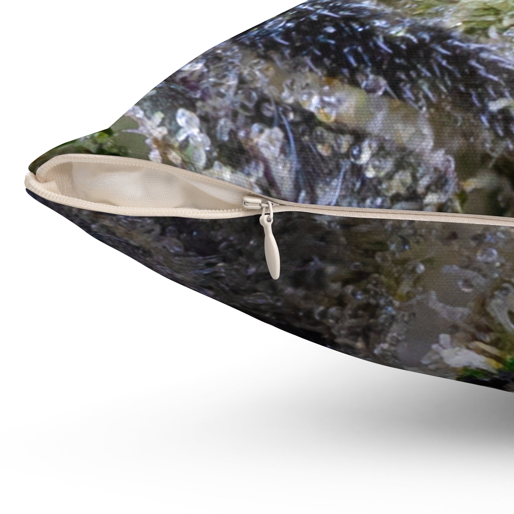 Makroaufnahme des Kissenrands Good Night Trichome Cannabis Kissen - Temple of Green Elixir, die den sorgfältig eingenähten, verdeckten Reißverschluss zeigt. Die unauffällige Platzierung des Verschlusses bewahrt die makellose Ästhetik des botanischen Drucks.﻿