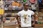 Mann steht in einem Plattenladen zwischen Bücherregalen und trägt ein weißes T-Shirt mit einer Zeichnung einer Frau mit einem großen grünen Joint. Auf dem Shirt ist ein Hanfblatt und der deutsche Text „ADHD42QAREA Problembehandlungsmethoden im Erwachsenenalter! Temple of Green Elixir“ zu sehen.