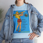 Junge Frau trägt ein blaues T-Shirt mit einer Grafik einer gezeichneten Figur, die eine große grüne Zigarette hält. Daneben sind Hanfblätter und der Text auf Deutsch: „ADHD42QAREA Problembehandlungsmethoden im Erwachsenenalter! Temple of Green Elixir“. Sie steht vor blauem Hintergrund und trägt eine blaue Jeansjacke.