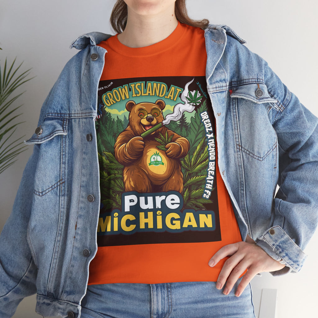 Model trägt Jeans Jacke und Pure Michigan oranges T-Shirt. Es zeigt einen gut gelaunten, sonnenbebrillten Bären, der mit einem imposanten Joint die Ruhe der Natur genießt. 