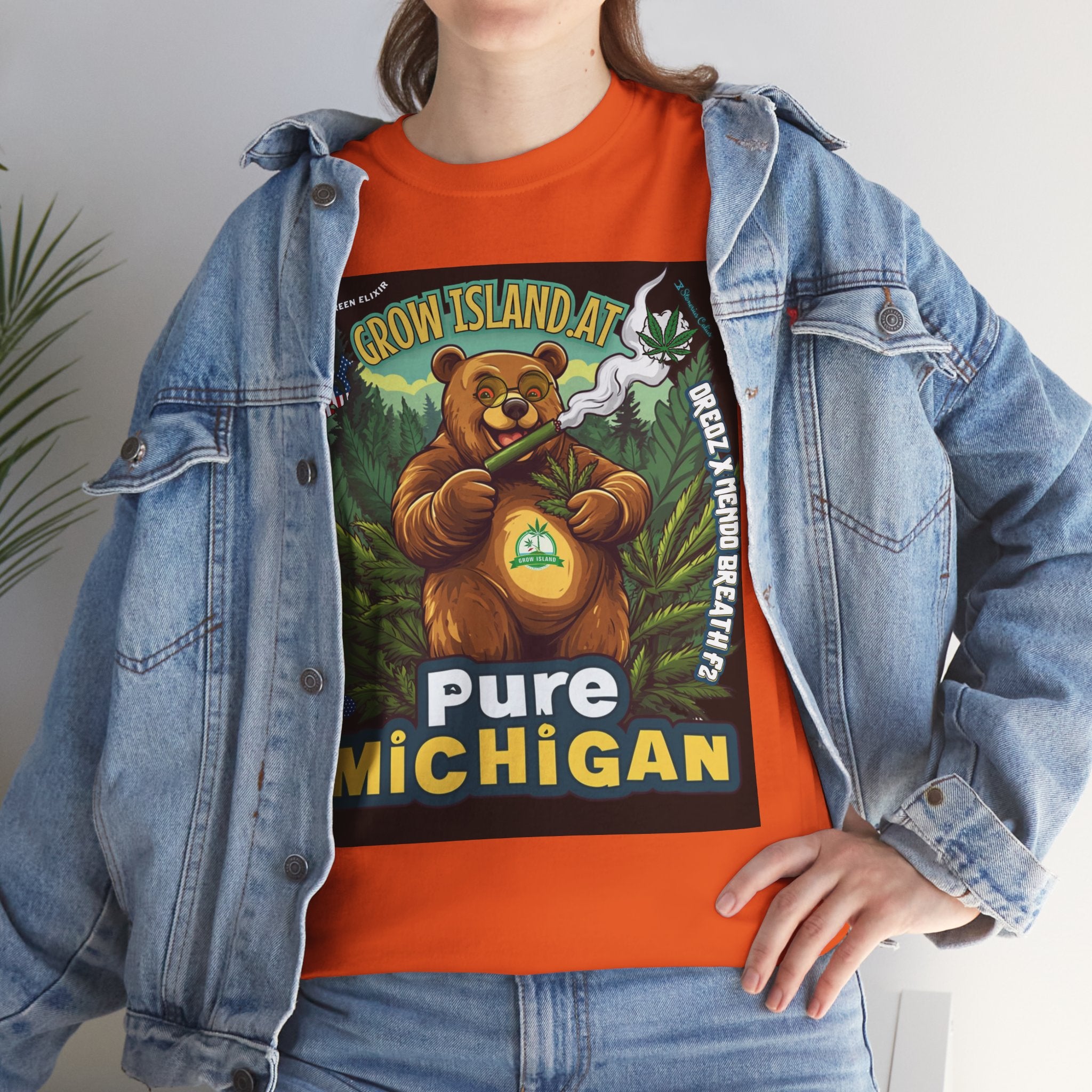 Model trägt Jeans Jacke und Pure Michigan oranges T-Shirt. Es zeigt einen gut gelaunten, sonnenbebrillten Bären, der mit einem imposanten Joint die Ruhe der Natur genießt. 