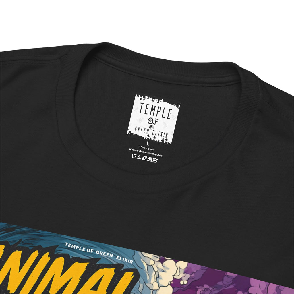 Nahaufnahme des weißen Innenlabels eines schwarzen  Animal Tsunami  T-Shirts. Das Label zeigt das Logo von 'Temple of Green Elixir', die Größe 'L', die Materialangabe '100% Cotton', den Herstellungsort 'Made in Dominican Republic' sowie die Pflegehinweise als Symbole.﻿