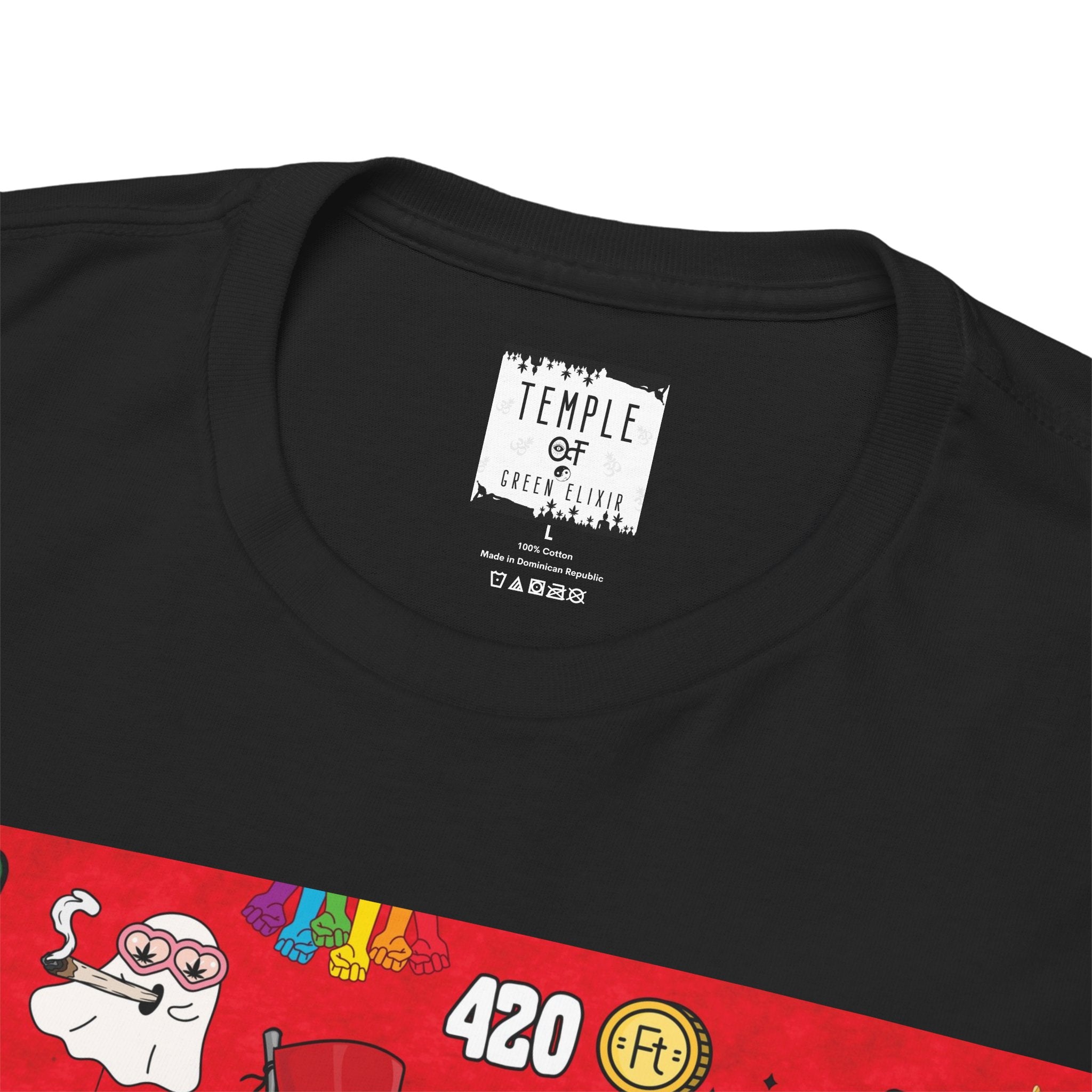 Weltfrieden  T-shirt Teil, Eingenähtes Nackenlabel eines schwarzen Temple of Green Elixir T-Shirts aus 100% Baumwolle mit detaillierten Informationen zu Größe, Herkunft und Pflege.﻿﻿
