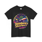 Rainbow Sherbert 11 T-Shirt schwarz,  Im Mittelpunkt des Designs steht  farbenfrohes Strahlflugzeug, das den Himmel über Cannabispflanzen durchquert, während es eine Regenbogenspur hinterlässt .