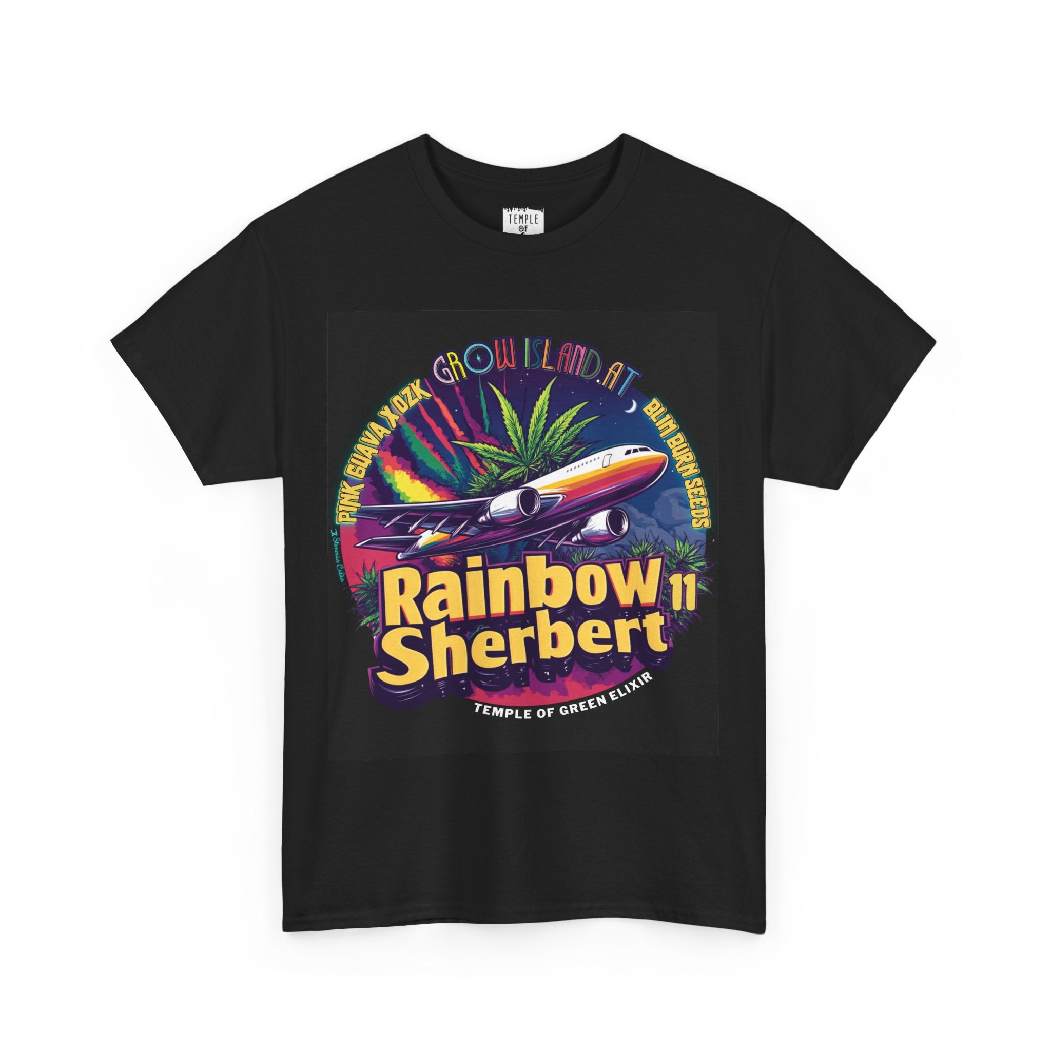 Rainbow Sherbert 11 T-Shirt schwarz,  Im Mittelpunkt des Designs steht  farbenfrohes Strahlflugzeug, das den Himmel über Cannabispflanzen durchquert, während es eine Regenbogenspur hinterlässt .