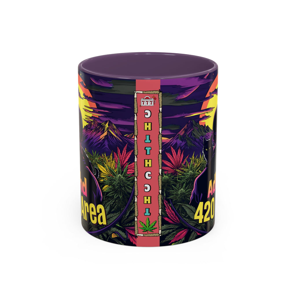 Die Rückansicht einer ADHD 420 Area logo Tasse, Temple of Green Elixir mit einem dunkellila Innenraum. Das umlaufende, farbenfrohe Cartoon-Design zeigt auf dieser Seite eine stilisierte Slot-Machine, die aus Joints besteht und die Buchstaben 'THC' anzeigt. Eine rote Zierleiste mit einem Cannabisblatt-Symbol und der Glückszahl '777' rahmt das Motiv ein.﻿