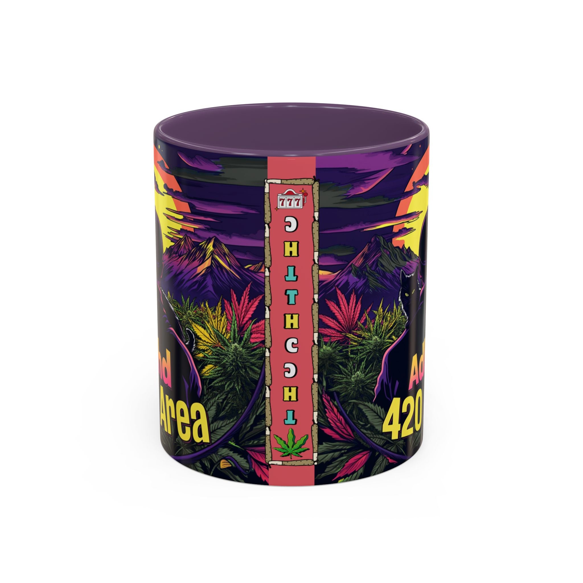 Die Rückansicht einer ADHD 420 Area logo Tasse, Temple of Green Elixir mit einem dunkellila Innenraum. Das umlaufende, farbenfrohe Cartoon-Design zeigt auf dieser Seite eine stilisierte Slot-Machine, die aus Joints besteht und die Buchstaben 'THC' anzeigt. Eine rote Zierleiste mit einem Cannabisblatt-Symbol und der Glückszahl '777' rahmt das Motiv ein.﻿