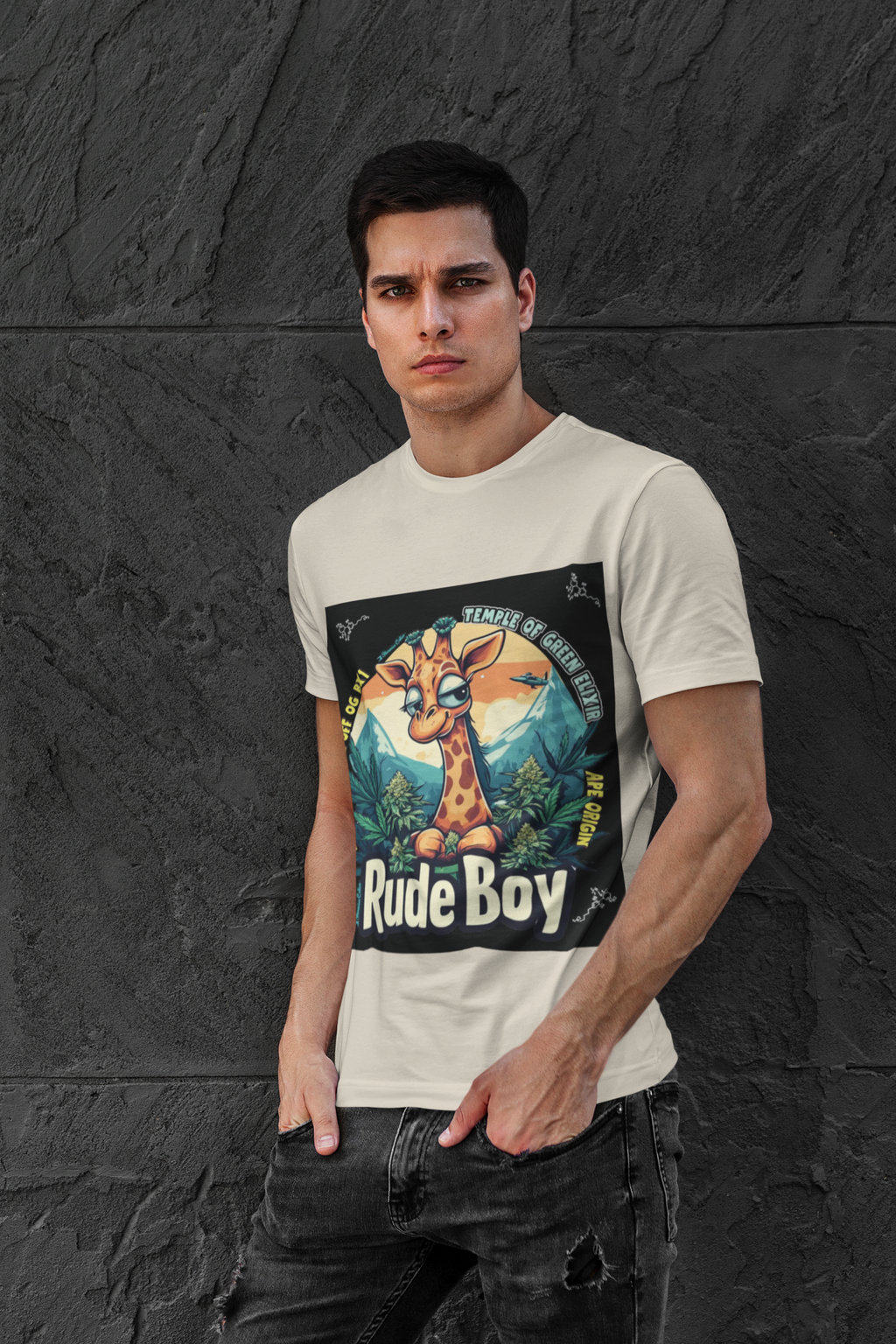 Model steht beim grauen Wand in einem Rude boy sand T-shirt, auf dem T-shirt Giraffe mit cannabis buds und Gebirge rund herum.