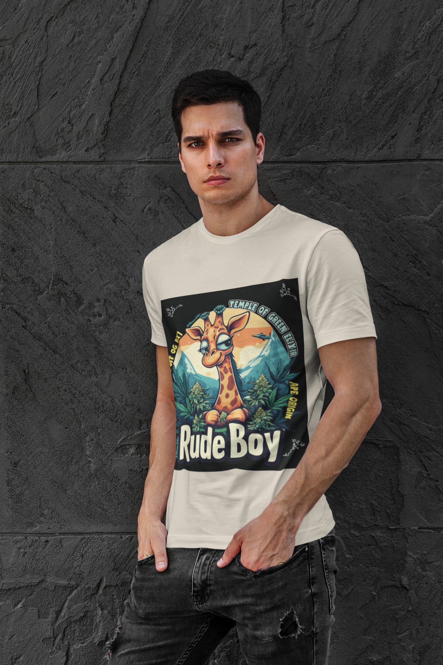 Model steht beim grauen Wand in einem Rude boy sand T-shirt, auf dem T-shirt Giraffe mit cannabis buds und Gebirge rund herum.