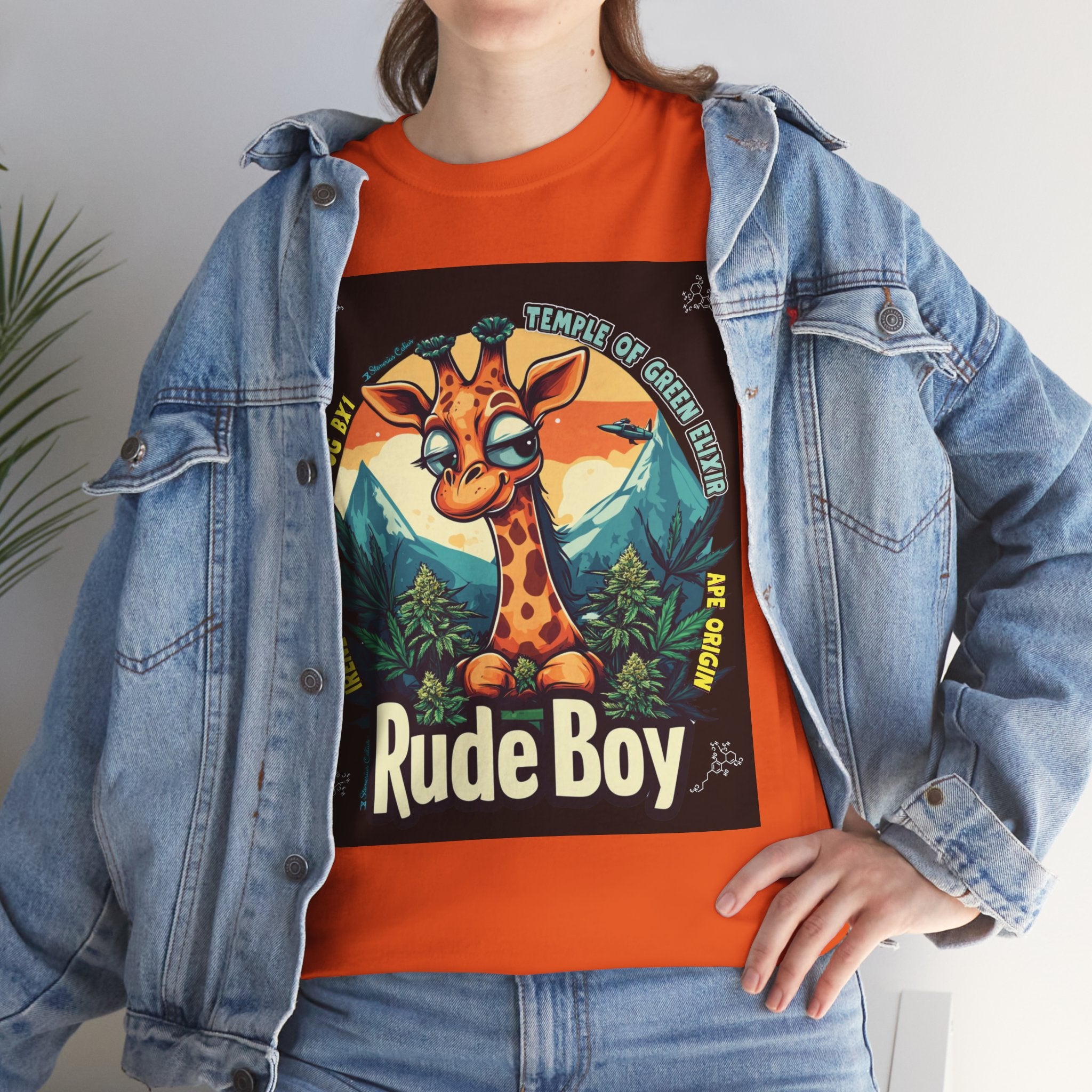 Dame in Jeans Jacke und orange T-shirt mit Rude Boy Giraffe mit cannabis buds und Gebirge rund herum