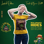 Eine junge Frau mit geschlossenen Augen, die Hände vor dem Gesicht, scheint einen Moment der inneren Einkehr zu erleben. Sie trägt das leuchtend gelbe John Dee T-Shirt, dessen mystisches Design ihre spirituelle Pose unterstreicht. Die Kampagne von "Temple of Green Elixir" und "Illuminati Lost Seeds" mit dem Motto "Real Magick Hides Not in Fear, But in Love" lädt dazu ein, die wahre Magie in sich selbst zu finden.﻿