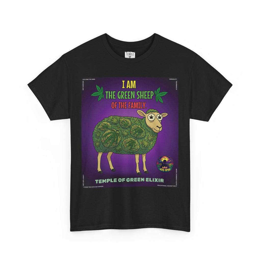 Schwarzes T-Shirt von Temple of Green Elixir mit dem Aufdruck 'I am the Green Sheep of the Family'. Das Design zeigt ein Cartoon-Schaf auf lila Hintergrund, dessen Wolle aus grünen Cannabis-Knospen und -Blättern besteht. Das Schaf hat im Augen Cannabis-Blättern.