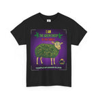 Schwarzes T-Shirt von Temple of Green Elixir mit dem Aufdruck 'I am the Green Sheep of the Family'. Das Design zeigt ein Cartoon-Schaf auf lila Hintergrund, dessen Wolle aus grünen Cannabis-Knospen und -Blättern besteht. Das Schaf hat im Augen Cannabis-Blättern.