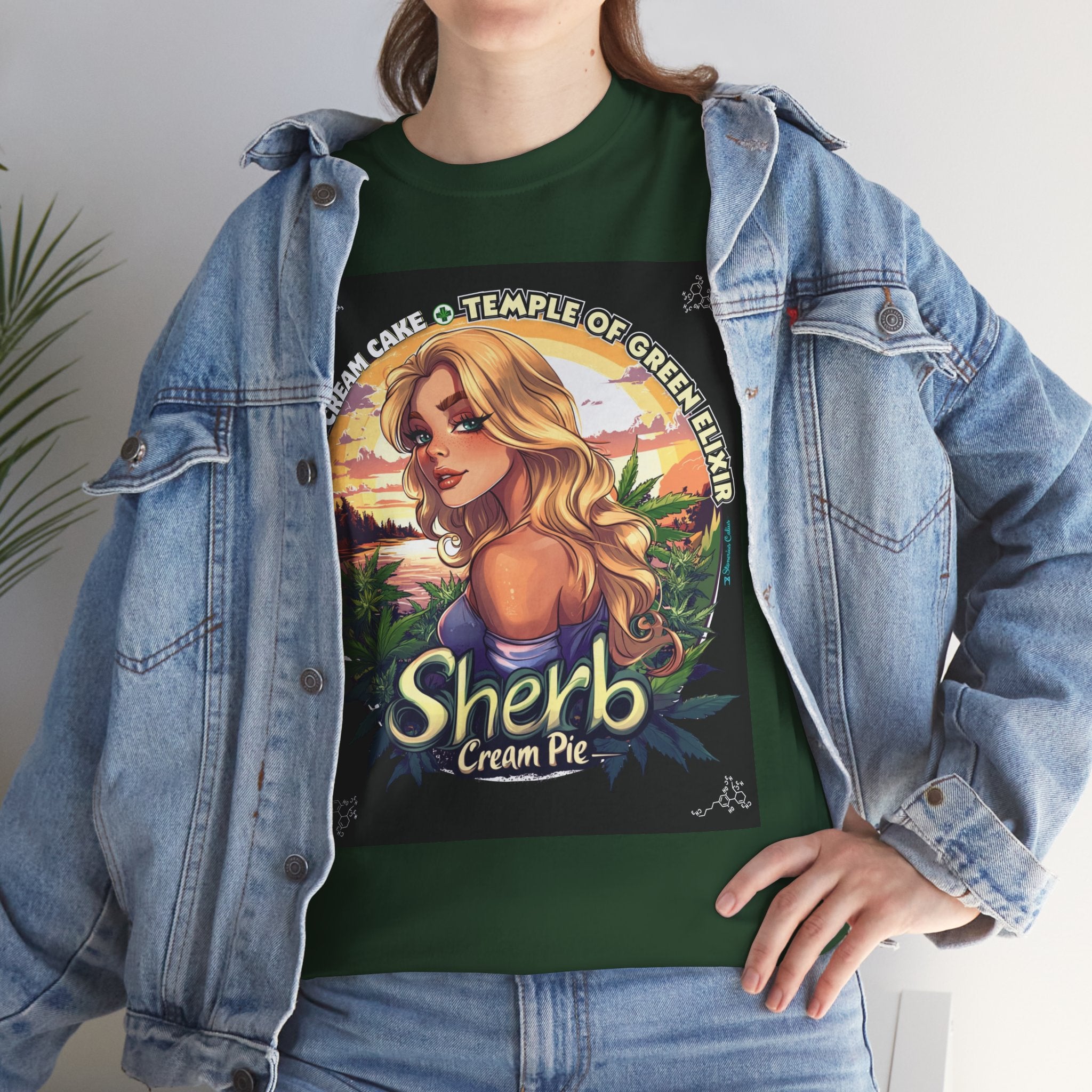 Model steht im Jeans Jacke und Sherb Cream Pie grünes T-shirt. Die Grafik fängt einen ruhigen Moment im goldenen Sonnenuntergang ein, in dem sich das Licht der untergehenden Sonne auf der Wasseroberfläche des Sees spiegelt und entlang des Ufers duftende Cannabisfelder sanft im Wind wiegen. Im Mittelpunkt steht eine selbstbewusste, blonde Frau, in deren Blick sich zugleich Verspieltheit und verführerische Selbstsicherheit widerspiegeln. 