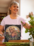 Eine Frau richtet gerade ihre Rosen im Wohnzimmer und trägt ein rosa Sherb Cream Pie T-Shirt.  Die Grafik fängt einen ruhigen Moment im goldenen Sonnenuntergang ein, in dem sich das Licht der untergehenden Sonne auf der Wasseroberfläche des Sees spiegelt und entlang des Ufers duftende Cannabisfelder sanft im Wind wiegen. Im Mittelpunkt steht eine selbstbewusste, blonde Frau, in deren Blick sich zugleich Verspieltheit und verführerische Selbstsicherheit widerspiegeln. 
