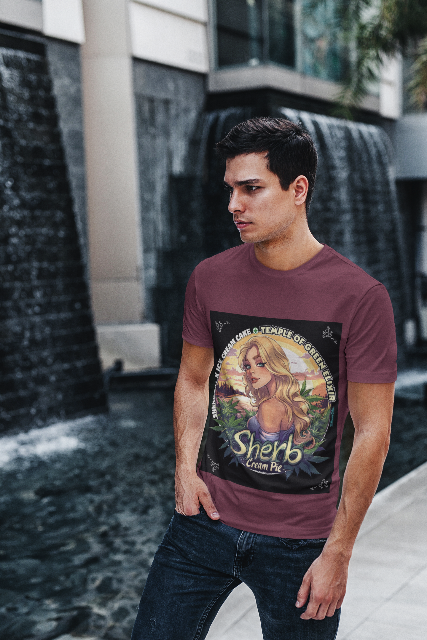 Ein Junge steht auf der Straße mit den Händen in den Taschen, trägt ein bordeauxrotes Sherb Cream Pie T-Shirt und eine schwarze Hose.  Die Grafik fängt einen ruhigen Moment im goldenen Sonnenuntergang ein, in dem sich das Licht der untergehenden Sonne auf der Wasseroberfläche des Sees spiegelt und entlang des Ufers duftende Cannabisfelder sanft im Wind wiegen. Im Mittelpunkt steht eine selbstbewusste, blonde Frau, in deren Blick sich zugleich Verspieltheit und verführerische Selbstsicherheit widerspiegeln. 