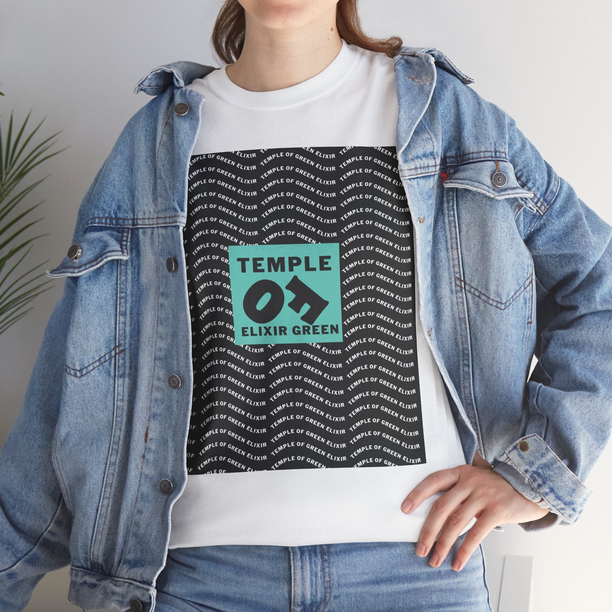 Temple of green Elixir Drucklabel in der innerseite vom Signature Pattern Tee weisses T-Shirt. Schwarzer Hintergrund mit einer fließenden, wiederholenden Logostruktur, in der Mitte ein ikonischer türkisfarbener Block mit Temple of Green Elixir Schrift.