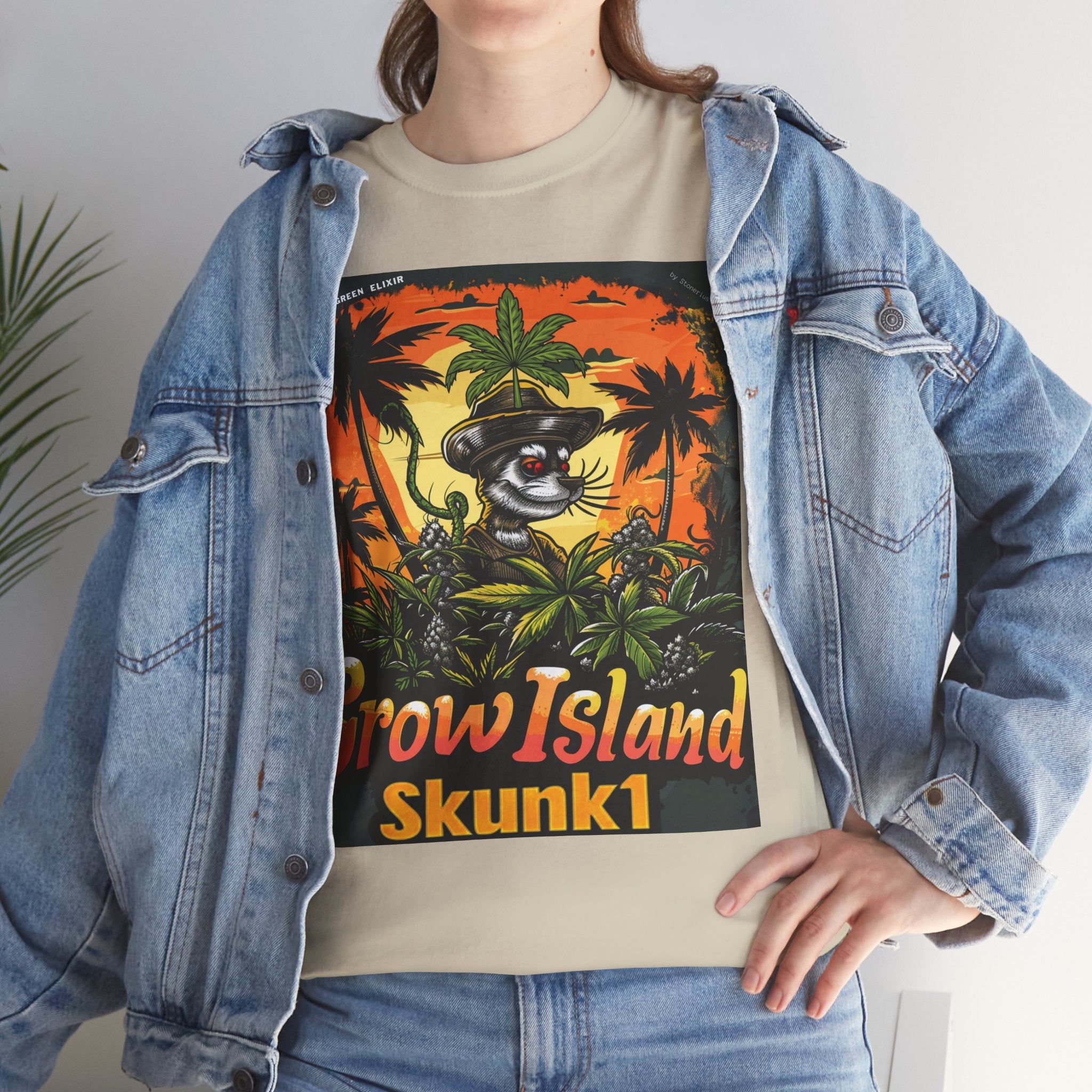 Model trägt Jeans Jacke und Skunk 1 sand T-shirt mit einen Hut tragendes, rotaugenes Stinktier, dessen Kopfbedeckung von einem großen Cannabisblatt geziert wird. Im Hintergrund ein Sonenuntergang und Cannabis Palmen.