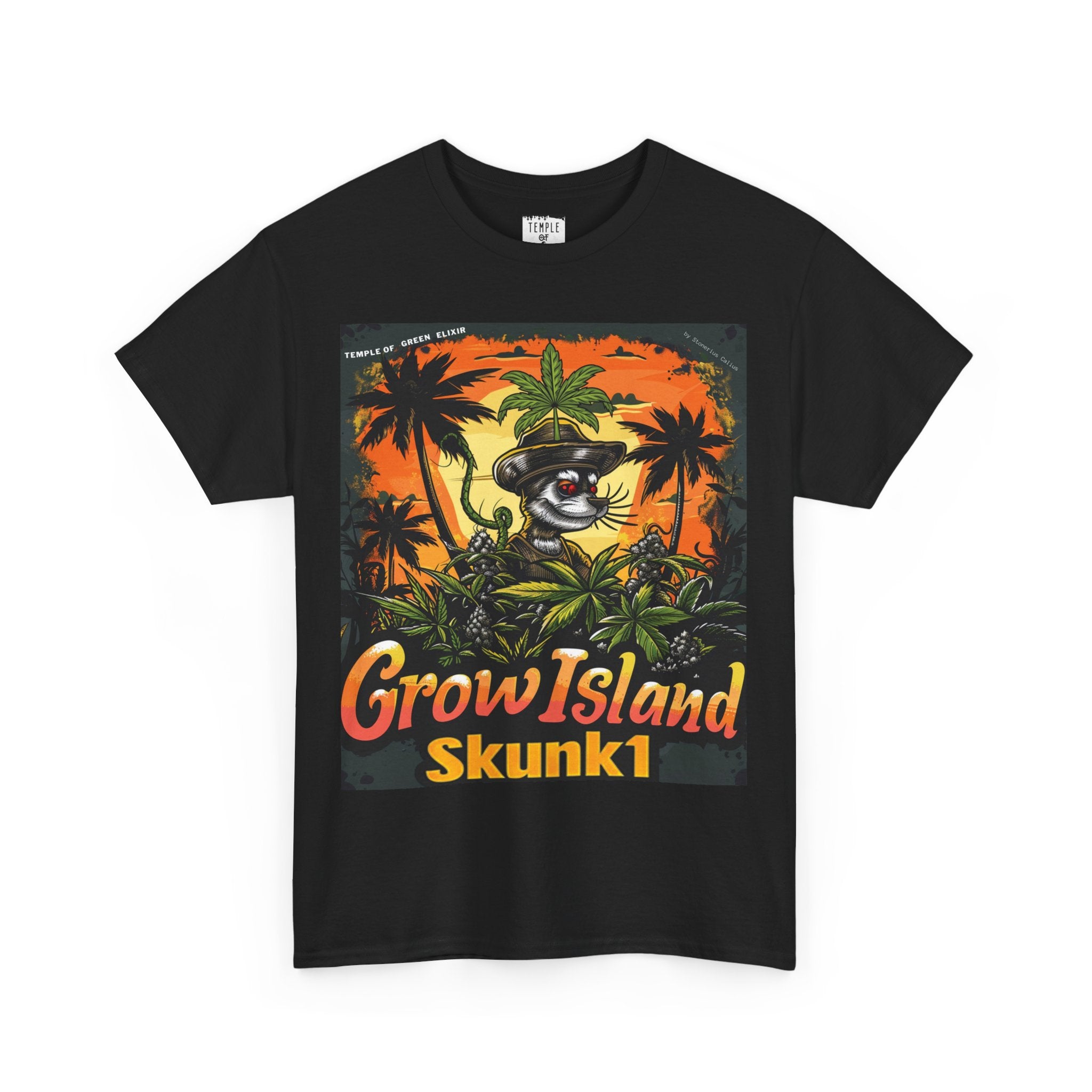 Skunk 1 schwarzes T-shirt, mit einen Hut tragendes, rotaugenes Stinktier, dessen Kopfbedeckung von einem großen Cannabisblatt geziert wird. Im Hintergrund ein Sonenuntergang und Cannabis Palmen.