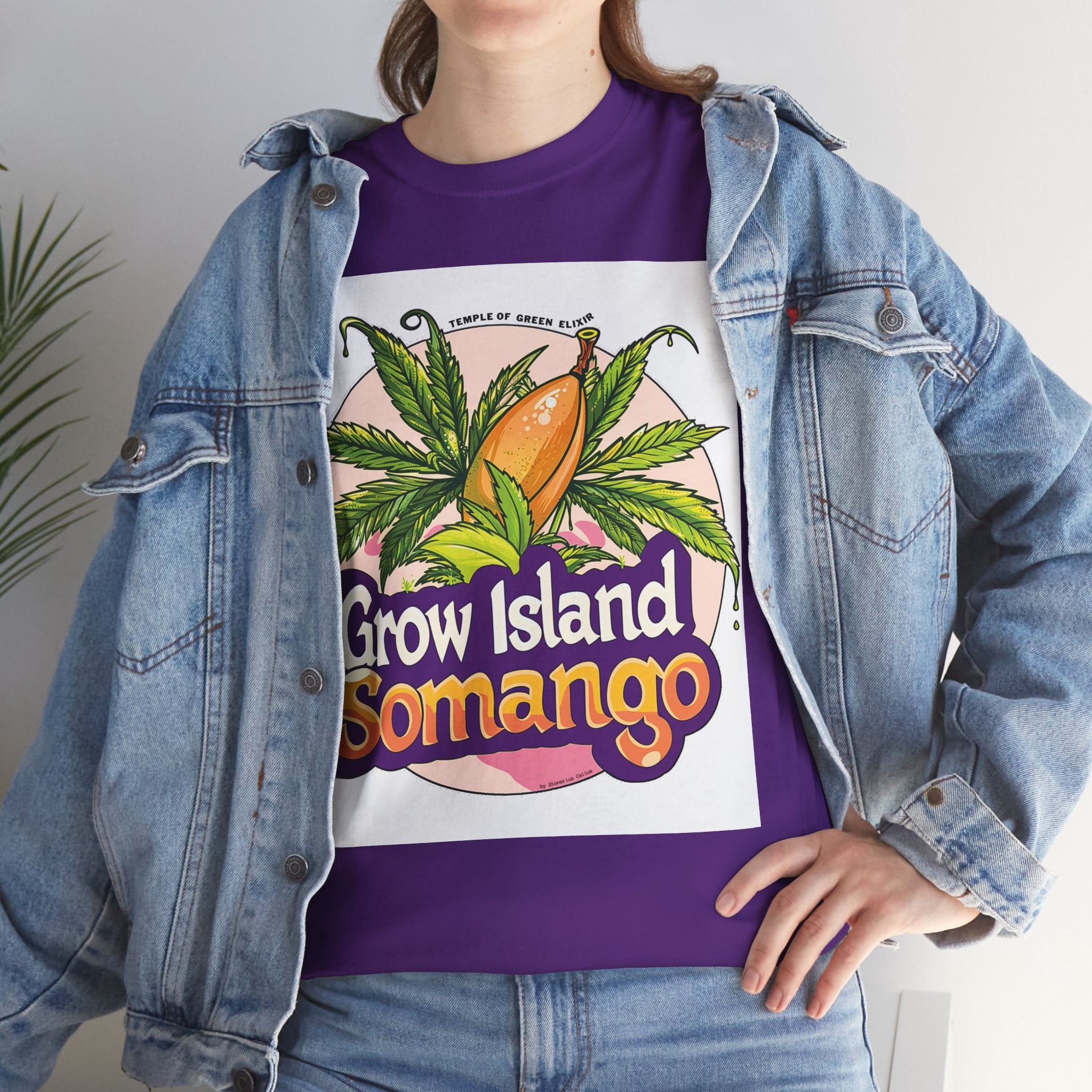 Model trägt Jeans Jacke und Somango lila T-shirt mit Design tropischen Mango mit den ikonischen Blättern der Cannabispflanze und Somango, Grow Island Schrift