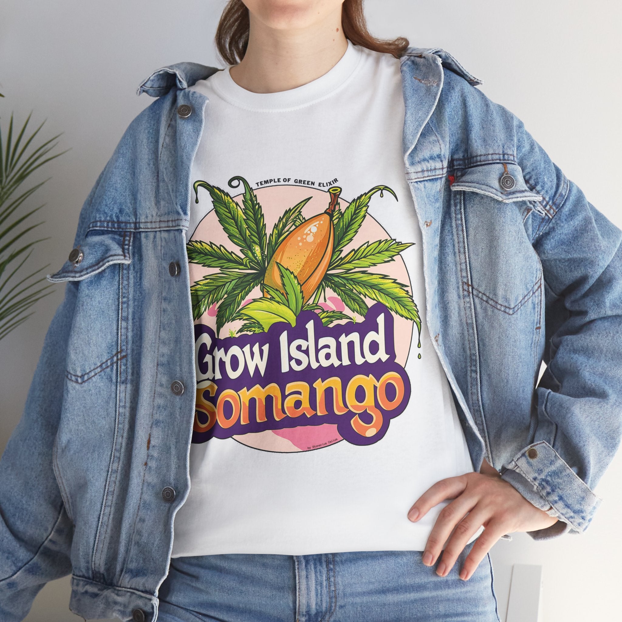 Model trägt Jeans Jacke und Somango weisses T-shirt. Auf dem T-shirt  tropischen Mango mit den ikonischen Blättern der Cannabispflanze und Somango, Grow Island Schrift