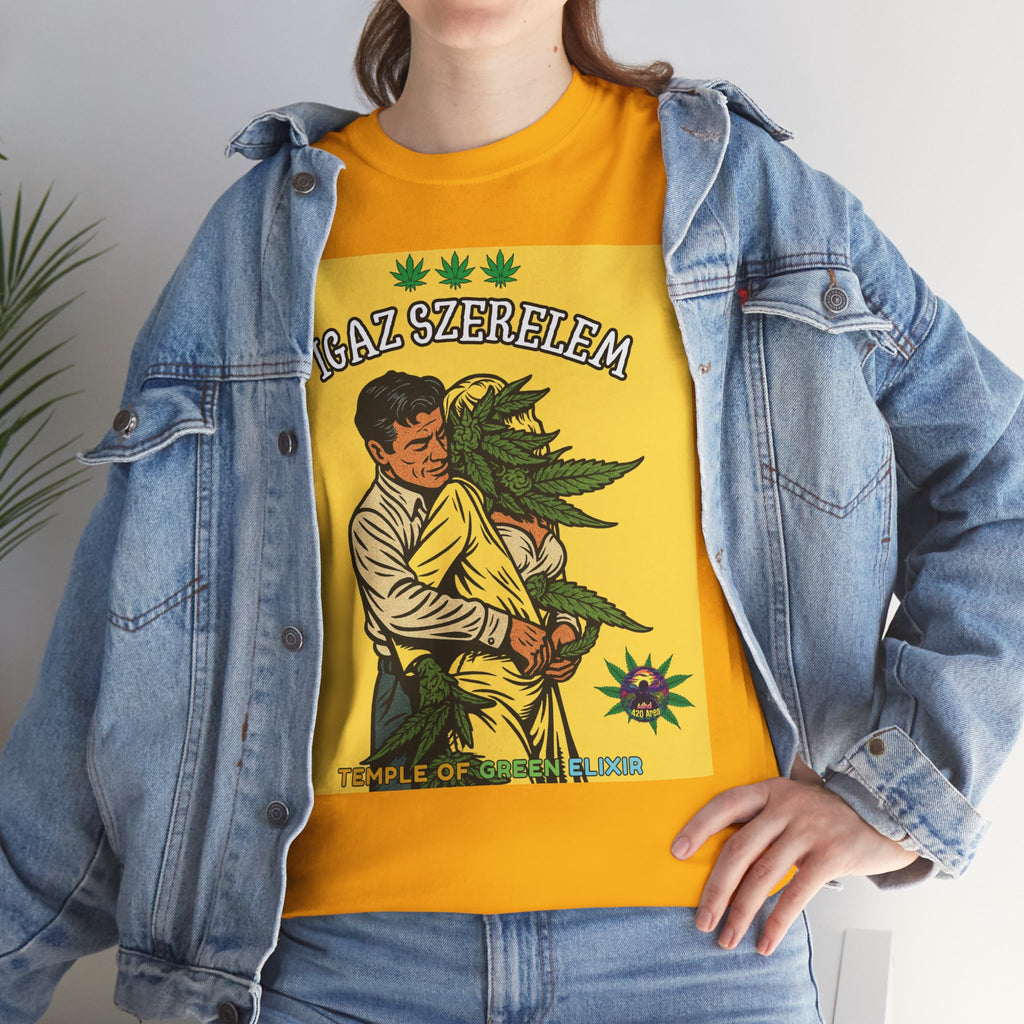 Das leuchtend gelbe wahre liebe T-Shirt mit dem satirischen 'Wahre Liebe'-Motiv wird zum energiegeladenen Blickfang unter einer Jeansjacke. Das farbenfrohe Cartoon-Design über die Liebe zu Cannabis verleiht dem Outfit eine fröhliche und provokante Note.﻿