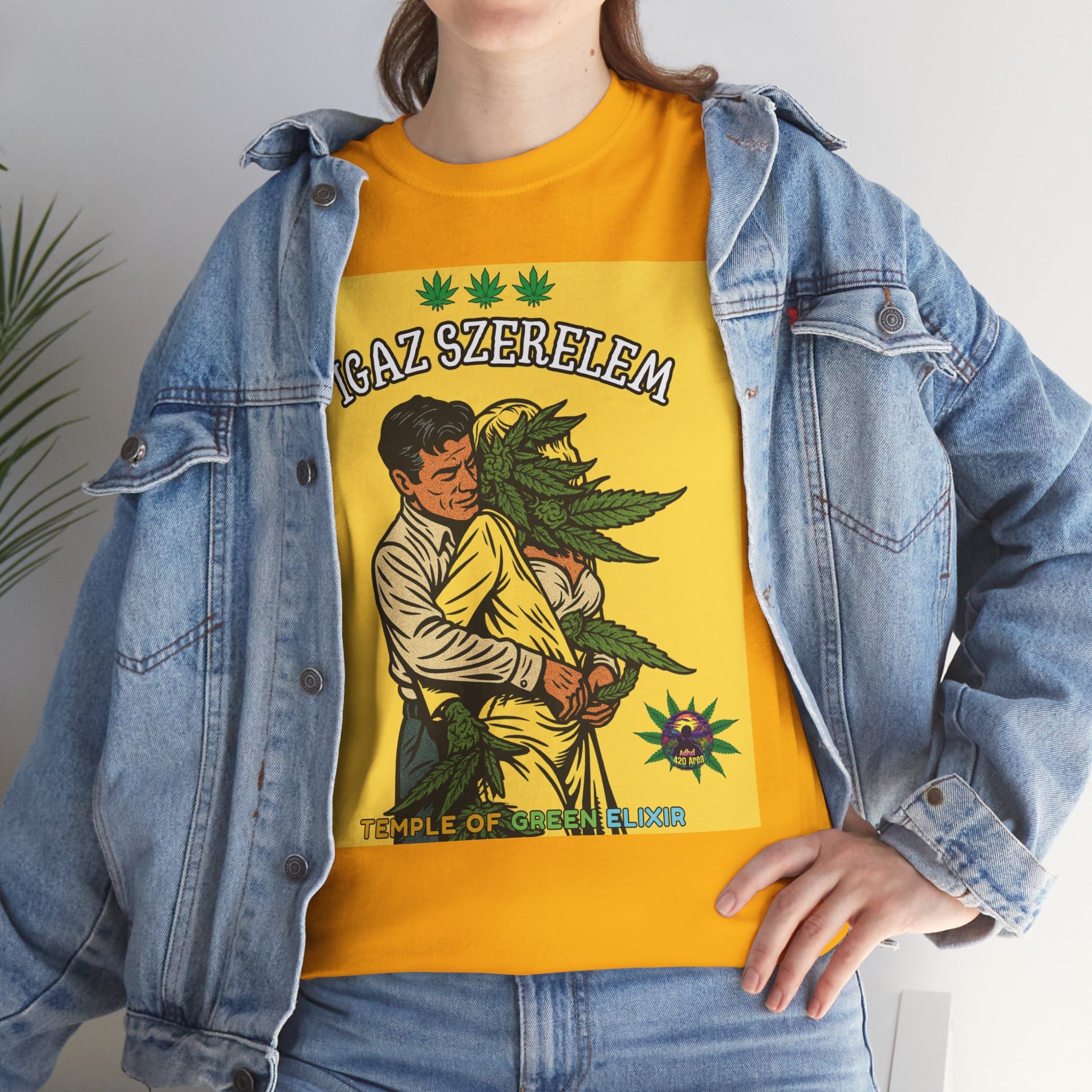Das leuchtend gelbe wahre liebe T-Shirt mit dem satirischen 'Wahre Liebe'-Motiv wird zum energiegeladenen Blickfang unter einer Jeansjacke. Das farbenfrohe Cartoon-Design über die Liebe zu Cannabis verleiht dem Outfit eine fröhliche und provokante Note.﻿