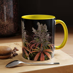 Eine stilvolle, zweifarbige Cannabis Art Tasse von Temple of Green Elixir, perfekt für den Morgenkaffee. Die Tasse hat einen leuchtend gelben Henkel und eine passende gelbe Innenseite. Das äußere Design zeigt eine detailreiche Abbildung einer blühenden Cannabis-Pflanze vor schwarzem Hintergrund, die neben einem Macaron und Kaffeebohnen auf einem Holztisch steht.﻿