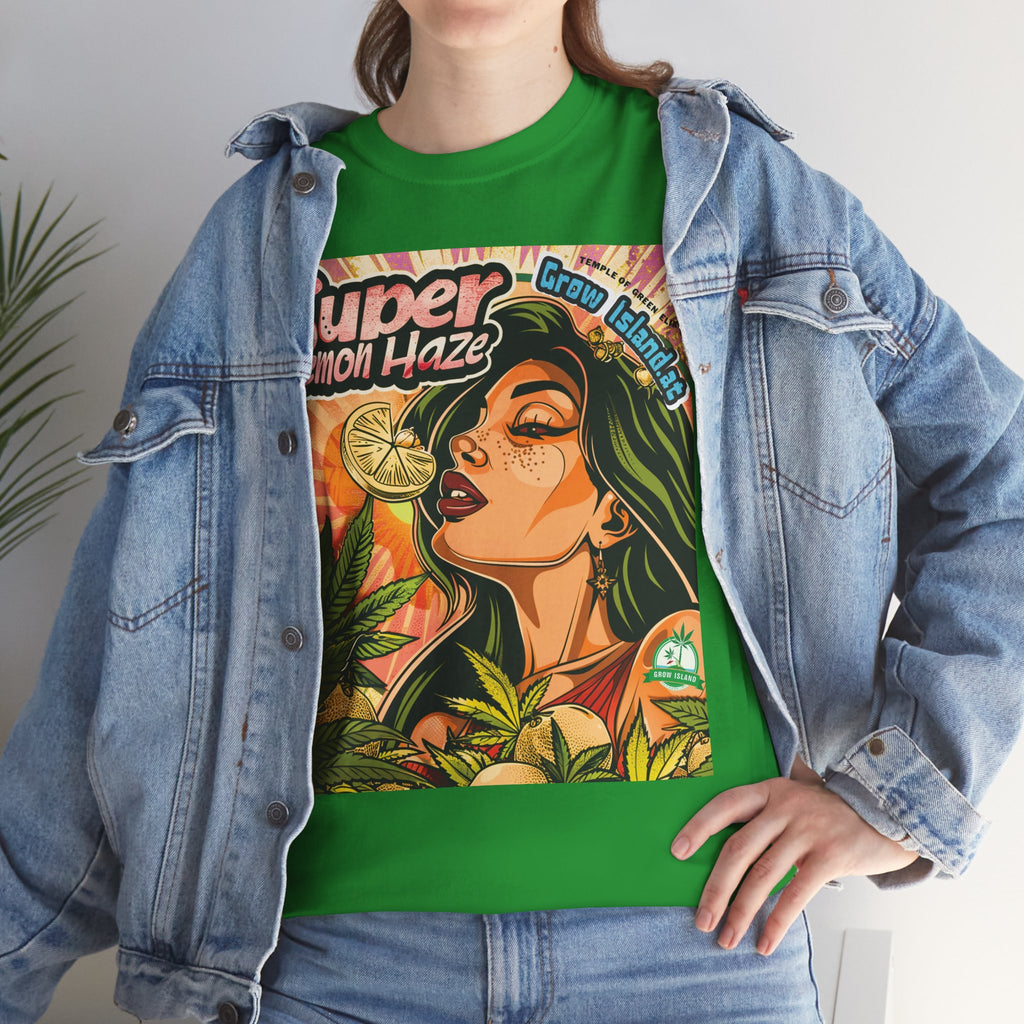 Model trägt Jeans Jacke und Super Lemon Haze grünes T-shirt,
die Grüne Lady – hebt langsam eine Zitronenscheibe an ihre Lippen, als würde sie den Sonnenschein selbst kosten. von ihr nach links schöne Cannabis blättern