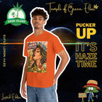 Lockiger Junge steckt seine rechte Hand in die hintere Tasche, trägt ein oranges Super Lemon Haze T-Shirt, steht vor einem kosmischen Hintergrund mit einem Planeten. Auf dem T-shirt die Grüne Lady – hebt langsam eine Zitronenscheibe an ihre Lippen, als würde sie den Sonnenschein selbst kosten. von ihr nach links schöne Cannabis blättern.