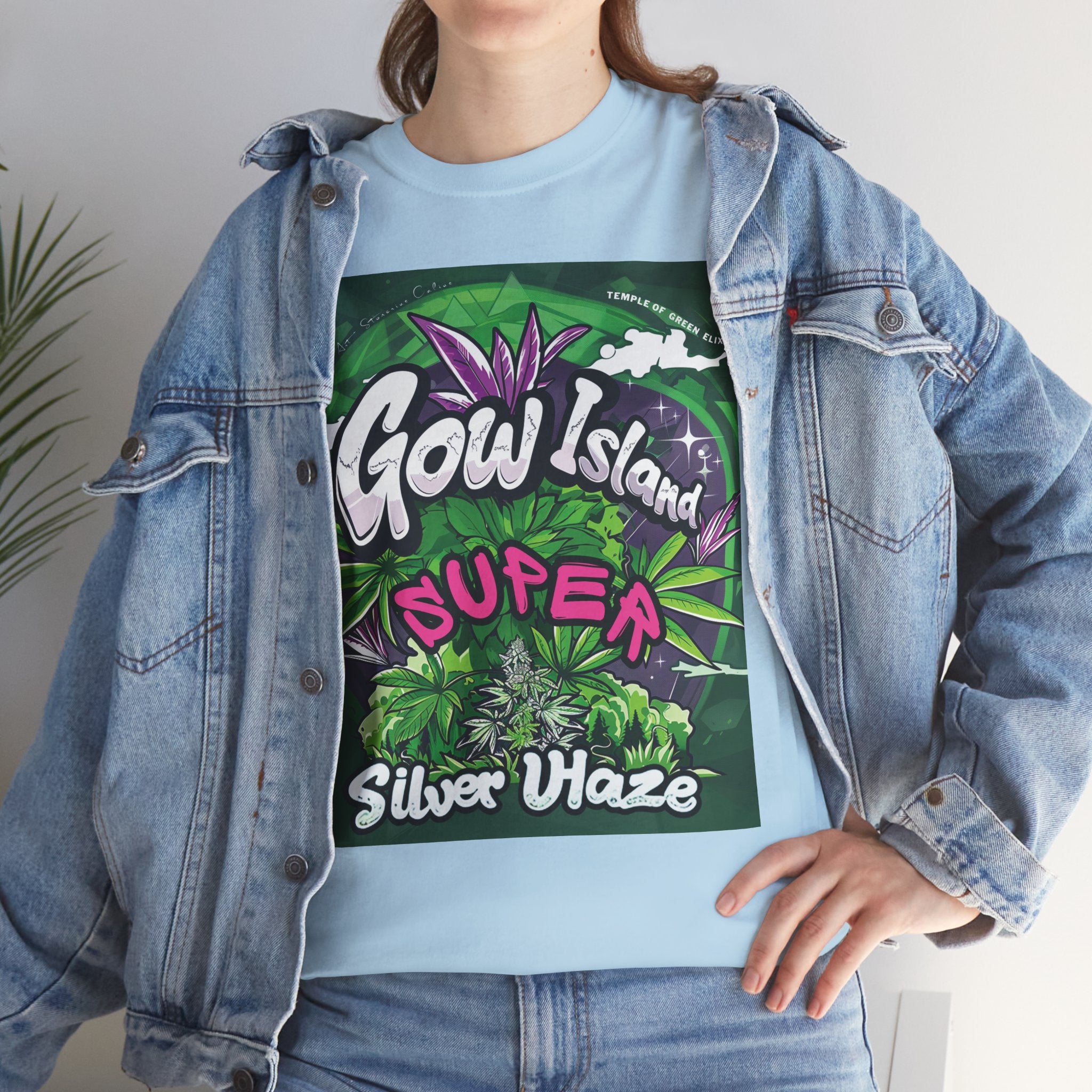 Model trägt Jeans Jacke und Super Silver Haze hellblaues T-Shirt, Leuchtende Grün- und Lilatöne, detailreiche Cannabis-Pflanzenmotive und markante Typografie
