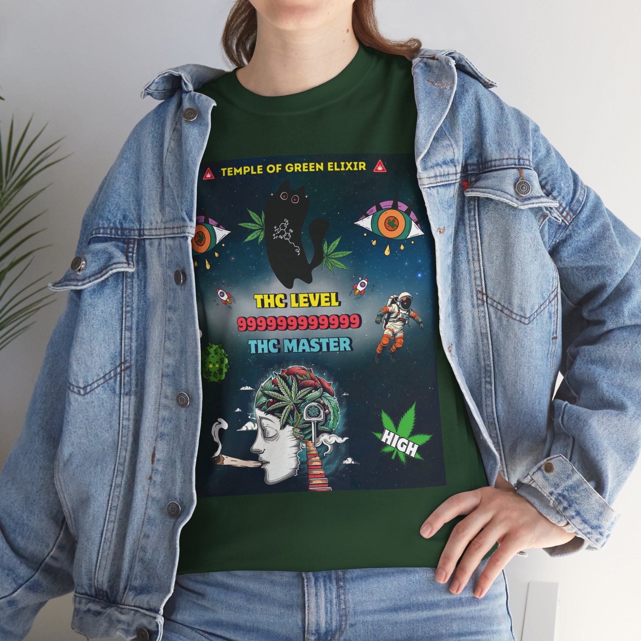 Model trägt Jeans Jacke und THC MASTER grünes T-Shirt mit auffälligem psychedelischem Design: Bunte Augen, eine schwarze Katze mit Hanfblatt, Astronaut, Hirngrafik, Treppe, Texte „Temple of Green Elixir“, „THC LEVEL 999999999999“, „THC MASTER“, „HIGH“ und verschiedene Cannabis-Elemente vor galaktischem Hintergrund.
