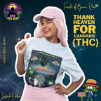 Frau mit rosa Haaren und rosa Mütze trägt hellblaues T-Shirt mit psychedelischem Motiv: große Augen, schwarze Katze mit Hanfblatt, Astronaut, Hirngrafik, Text „Temple of Green Elixir“, „THC LEVEL 999999999999“, „THC MASTER“, „HIGH“. Im Hintergrund sind „Adhd 420 Area“, „Temple of Green Elixir“, „Limited Edition“ und große gelbe Schrift „Thank Heaven for Cannabis (THC)“ sichtbar.