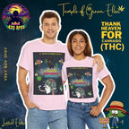 Ein Mann und eine Frau stehen nebeneinander vor blauem Hintergrund, beide tragen rosa T-Shirts mit psychedelischem Motiv: bunte Augen, schwarze Katze mit Hanfblatt, Astronaut und Hirngrafik, Schriftzüge „Temple of Green Elixir“, „THC LEVEL 999999999999“, „THC MASTER“, „HIGH“. Im Hintergrund sind „Adhd 420 Area“, „Temple of Green Elixir“, „Limited Edition“ sowie der gelbe Text „Thank Heaven for Cannabis (THC)