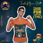 Mann trägt ein orangefarbenes T-Shirt mit psychedelischem Design: große farbige Augen, schwarze Katze auf Hanfblatt, Astronaut, Gehirn-Motiv, Schriftzüge „Temple of Green Elixir“, „THC LEVEL 999999999999“, „THC MASTER“, „HIGH“. Im Hintergrund stehen „Adhd 420 Area“, „Temple of Green Elixir“, „Limited Edition“ und der gelbe Text „Thank Heaven for Cannabis (THC)