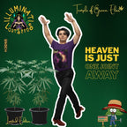 Ein junger Mann mit dunklen Haaren tanzt ausgelassen in einem lila Temple of Green Elixir T-Shirt mit dem "Enoch"-Aufdruck. Seine dynamische Pose und sein intensiver Blick fangen einen Moment der Freiheit und des Ausdrucks ein. Die Werbegrafik für "Temple of Green Elixir" und "Illuminati Lost Seeds" wird durch echte Cannabis-Pflanzen im Vordergrund ergänzt und steht unter dem Motto "HEAVEN IS JUST ONE JOINT AWAY".﻿