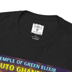 Nahaufnahme eines schwarzen T-Shirts mit dem weißen Temple of Green Elixir Label im Nackenbereich. Das minimalistische Design steht für Authentizität, Nachhaltigkeit und kompromisslose Qualität – gefertigt aus 100 % Baumwolle für ein angenehmes Tragegefühl.