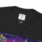 Nahaufnahme eines schwarzen Temple of Green Elixir T-Shirts. Das Etikett im Nackenbereich zeigt das elegante Logo und die klare Baumwollstruktur des Stoffes. Ein Beweis für hochwertige Verarbeitung und Liebe zum Detail.