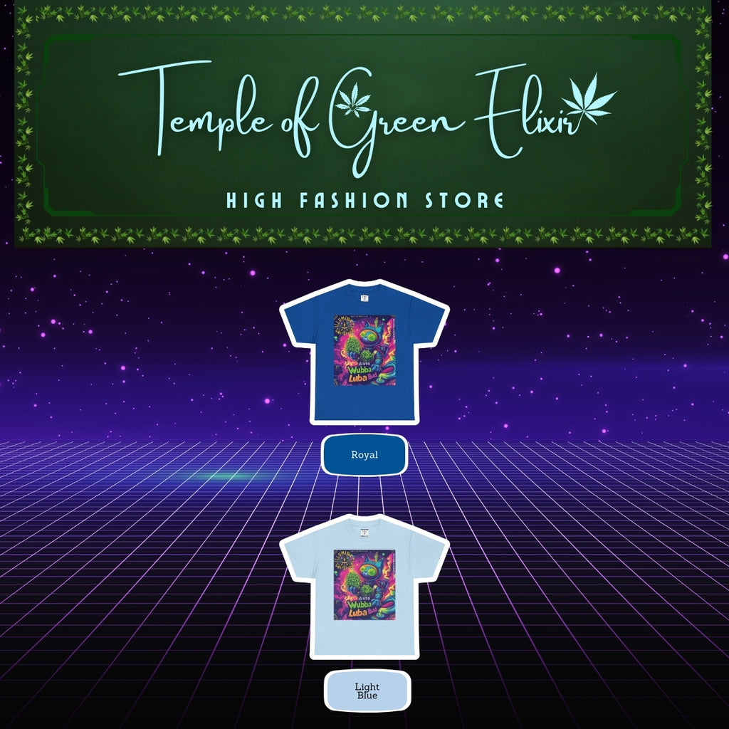 Zwei Wubba Luba Bud T-Shirts von Temple of Green Elixir werden präsentiert, eines in Royalblau und eines in Hellblau. Beide zeigen das auffällige, psychedelische Design der Illuminati Lost Seeds Serie mit einer bunten, intergalaktischen Katze und Cannabisblüten. Der Hintergrund hat ein futuristisches, violett-blaues Rasterdesign mit einem grünen Logo-Schriftzug „Temple of Green Elixir – High Fashion Store“ oben.