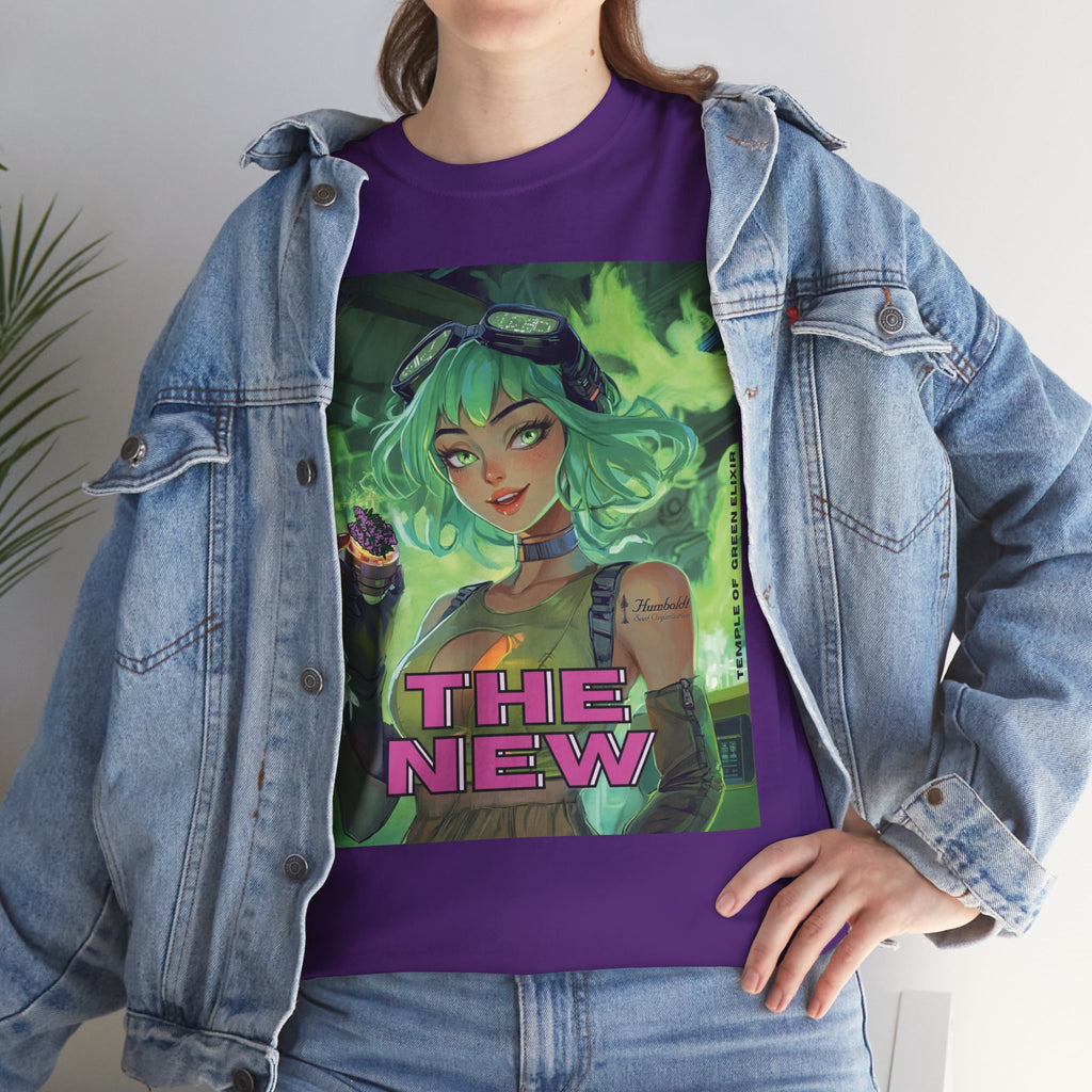 Model trägt Jeans Jacke und The New lila T-shirt, auf dem Frau mit grünen Haaren und Schutzbrille hält eine lila Cannabis Bud in der linken Hand, steht in einem Labor mit Rauch im Hintergrund. Auf dem Arm steht ‚Humbold‘ und links der Schriftzug ‚TEMPLE OF GREEN ELIXIR‘, unten der Text ‚THE NEW‘.