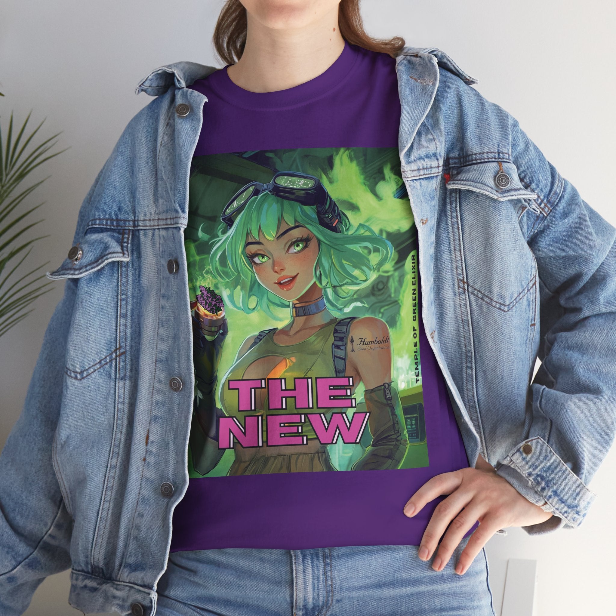 Model trägt Jeans Jacke und The New lila T-shirt, auf dem Frau mit grünen Haaren und Schutzbrille hält eine lila Cannabis Bud in der linken Hand, steht in einem Labor mit Rauch im Hintergrund. Auf dem Arm steht ‚Humbold‘ und links der Schriftzug ‚TEMPLE OF GREEN ELIXIR‘, unten der Text ‚THE NEW‘.